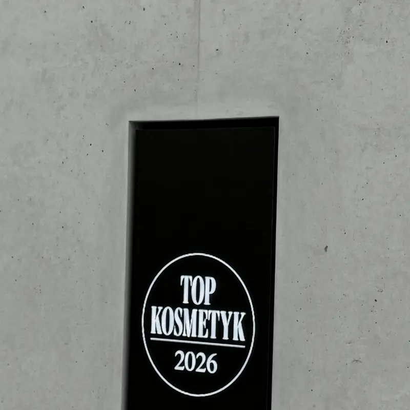 Tabliczka Top Kosmetyk 2026 na betonowej ścianie